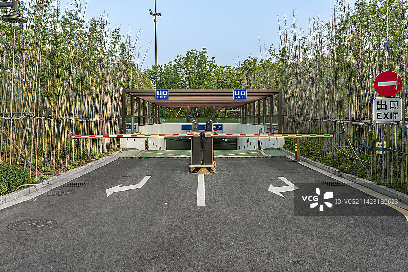 地下停车场收费闸口；停车场；空旷的道路在停车场背景下图片素材