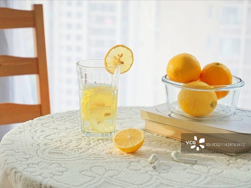 周末午后的一杯柠檬水图片素材