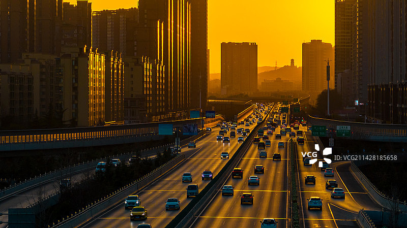 夕阳落日金光大道城市道路交通汽车轿车繁荣发展经济贸易图片素材