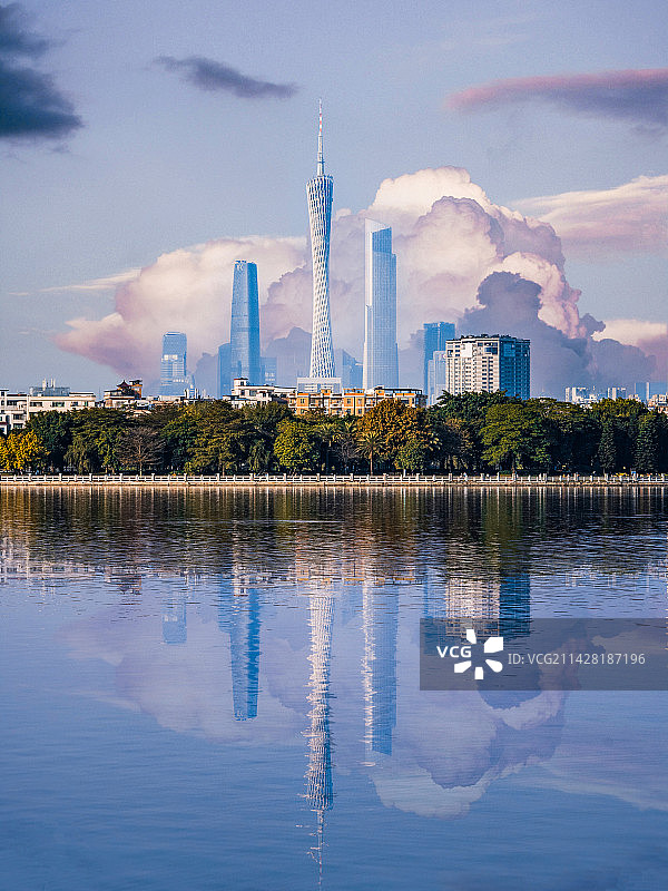 被棉花糖云包裹住的广州塔图片素材