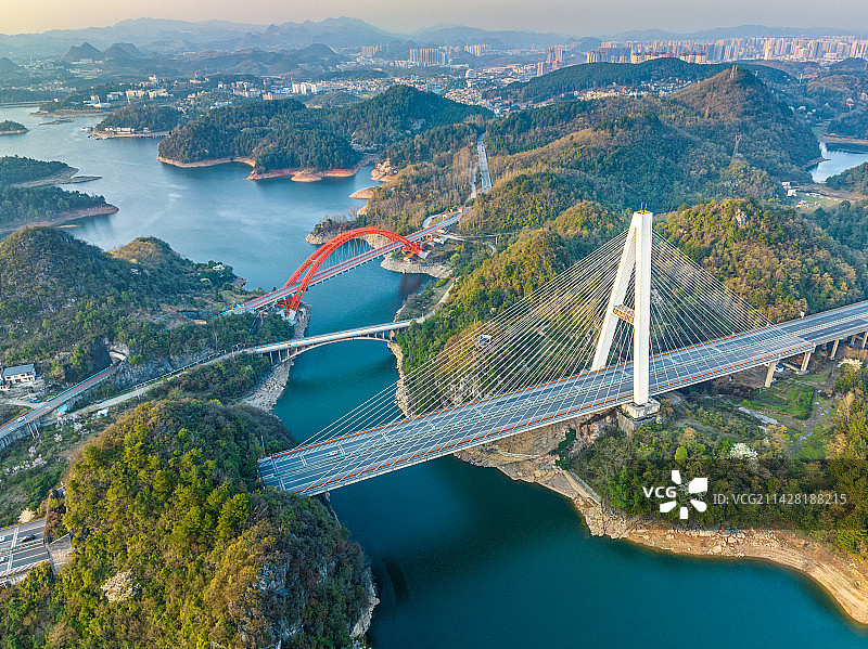 贵阳清镇红枫湖三桥同框图片素材