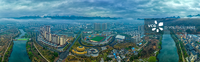 春天，荔波县城的云雾全景图片素材