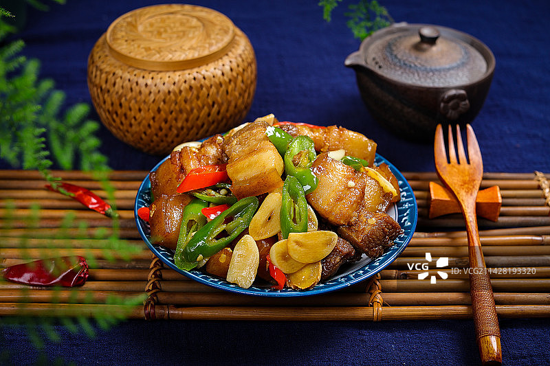 香辣美味下酒菜辣椒炒红烧肉图片素材