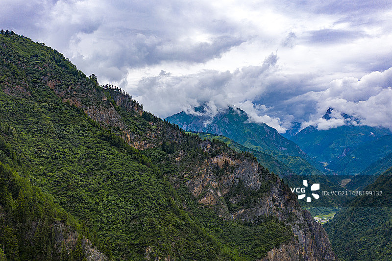 航拍四川黄龙保护区的森林图片素材
