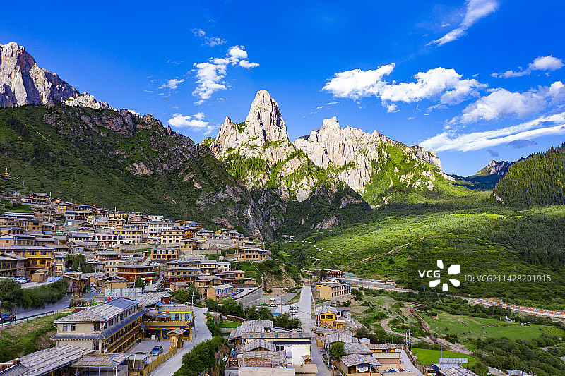 航拍甘肃甘南迭部县扎尕那景区图片素材