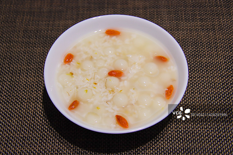 中国江南地区传统小吃：酒酿圆子图片素材