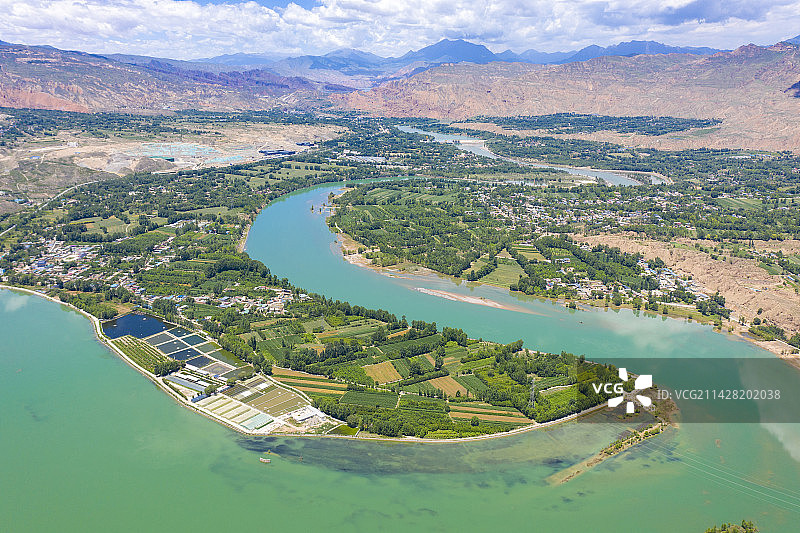 航拍青海黄南州尖扎县康扬镇和黄河图片素材