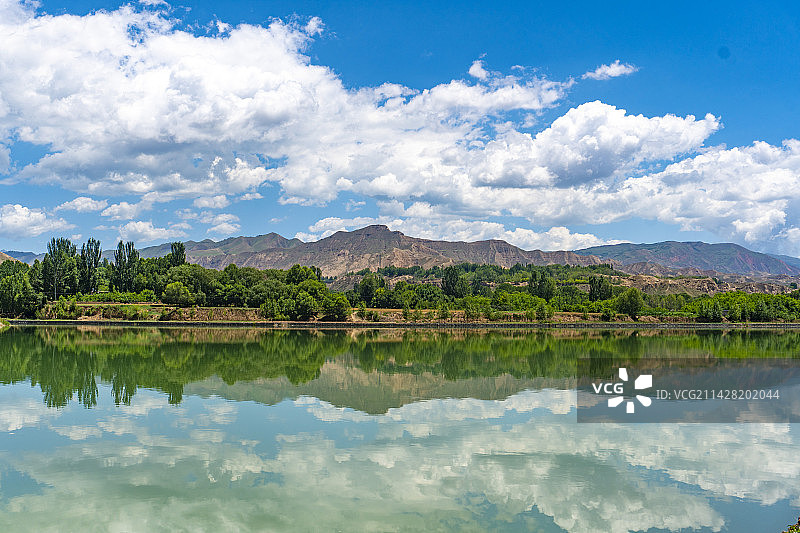 航拍青海黄南州尖扎县康扬镇和黄河图片素材