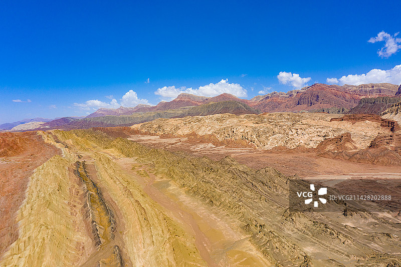 航拍新疆戈壁滩上的丹霞地貌与高速公路图片素材