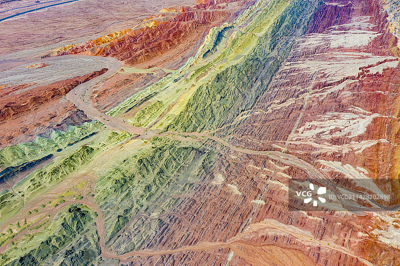 航拍新疆戈壁滩上的丹霞地貌与高速公路图片素材