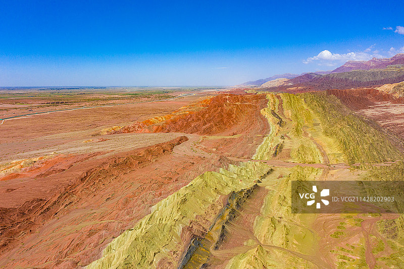 航拍新疆戈壁滩上的丹霞地貌与高速公路图片素材