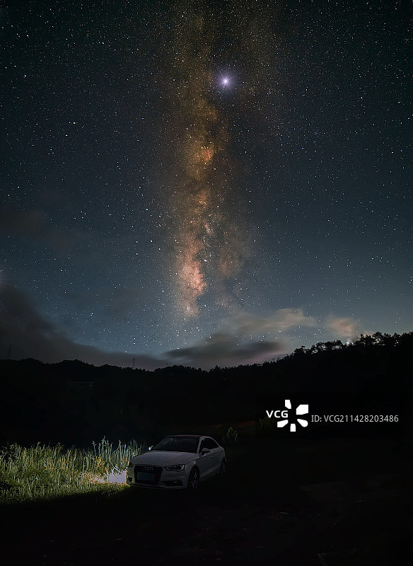 汽车停在星空银河夜空中的田野背景图片素材