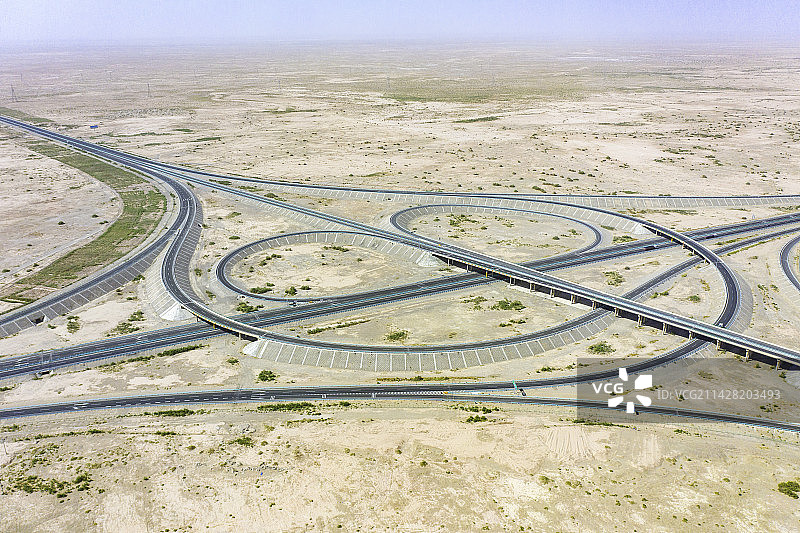 航拍新疆戈壁上吐和高速图片素材