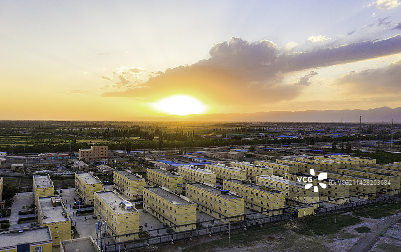 航拍新疆喀什地区巴楚县城景观图片素材