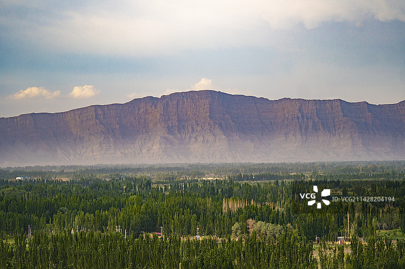 航拍新疆戈壁滩上的农田图片素材