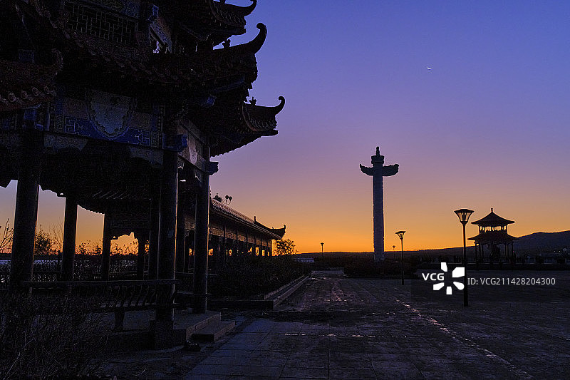 佳木斯抚远东极广场日出朝霞与传统建筑剪影图片素材