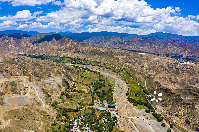 航拍青海黄南州尖扎县康扬镇和黄河图片素材