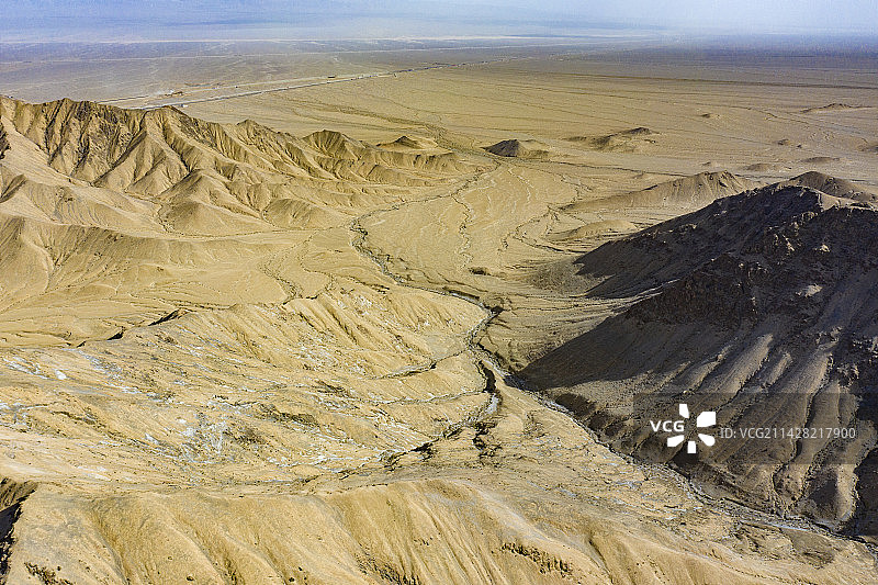 航拍新疆与青海交界的依吞布拉克图片素材