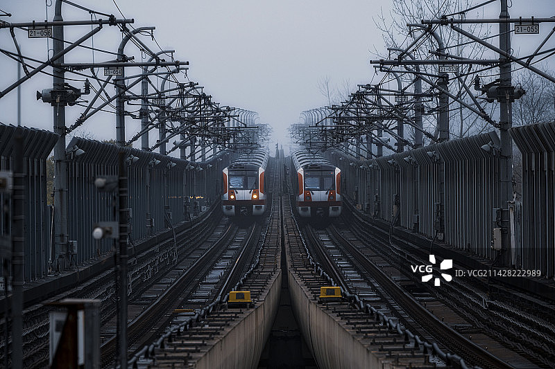 并驾齐驱图片素材