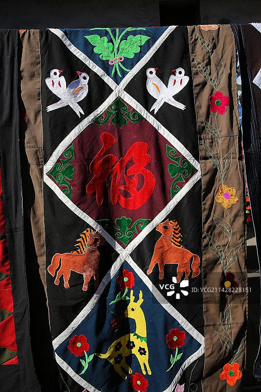 山西农村传统拼布门帘图片素材