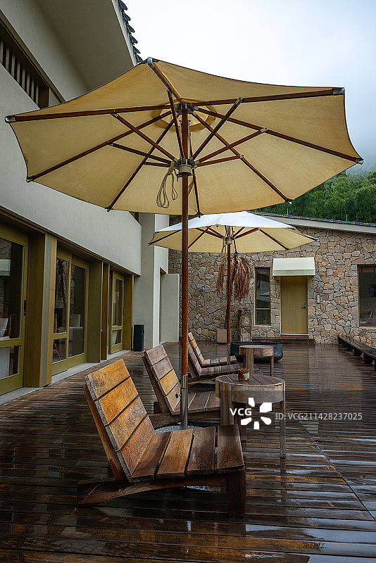 休闲椅遮阳伞户外躺椅茶几木地板木躺椅图片素材