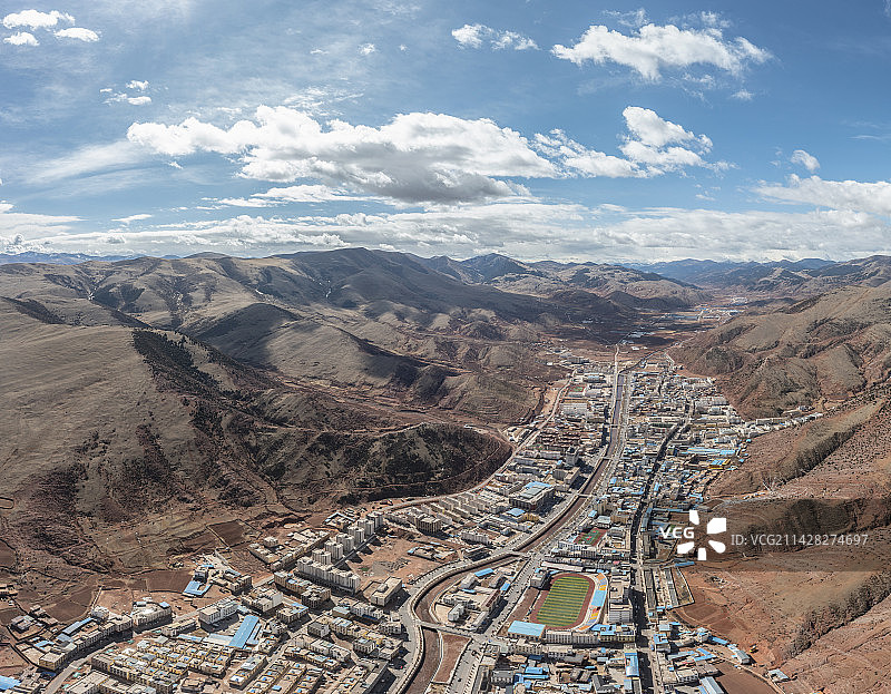 航拍芒康县城全景图片素材