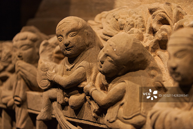 蓝天白云下游览重庆大足石刻图片素材