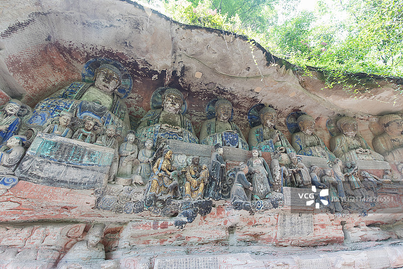 蓝天白云下游览重庆大足石刻图片素材