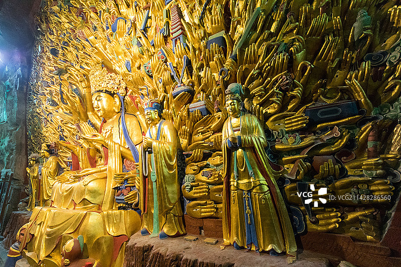 蓝天白云下游览重庆大足石刻图片素材