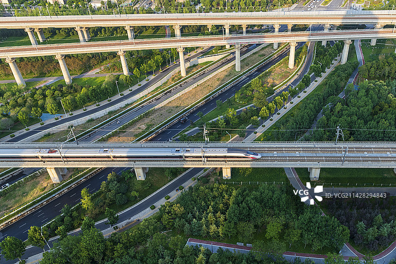 郑州市经开区穿城而过的高铁图片素材