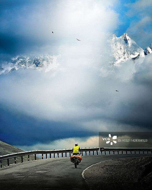 骑向西藏图片素材