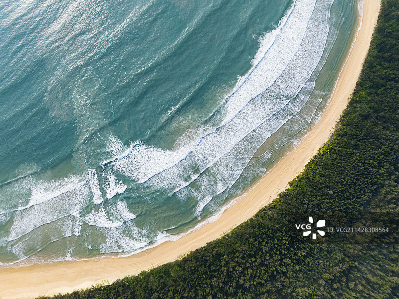 鸟瞰海滩波浪层叠图片素材