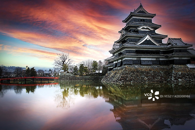 晚霞中的松本城图片素材