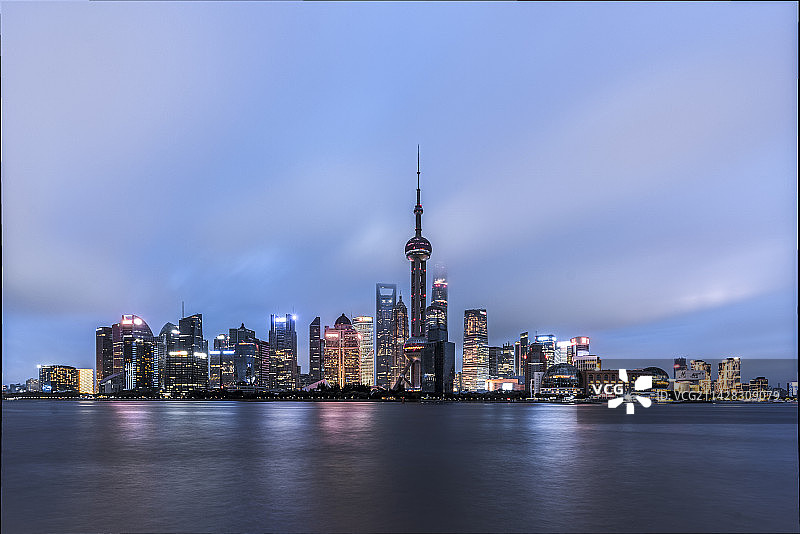 上海北外滩黄浦江东方明珠陆家嘴天际线城市风光内透夜景图片素材