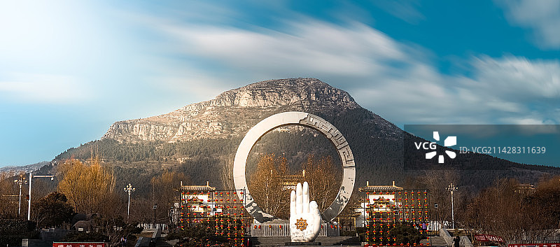 白佛山下图片素材