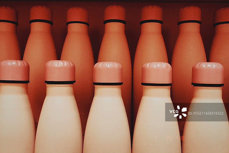 货架上瓶子的特写镜头图片素材