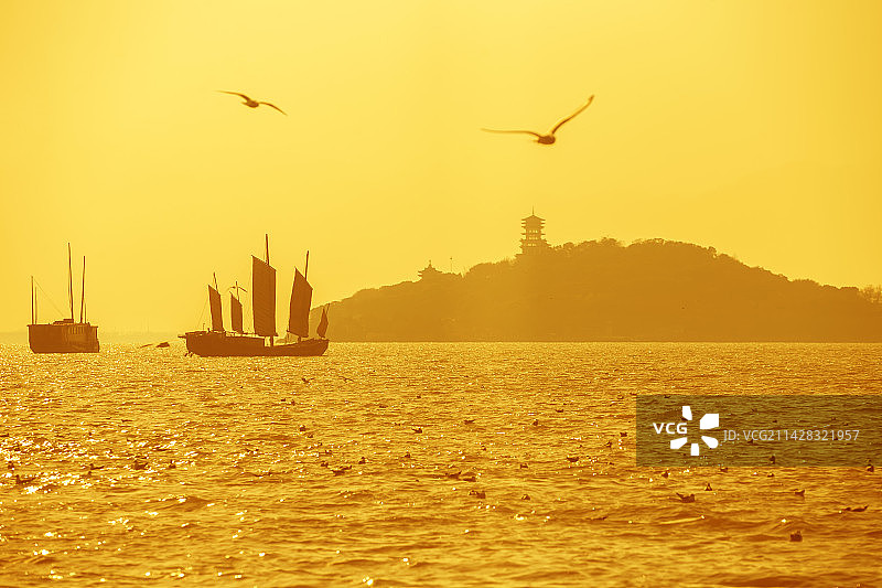 无锡鼋头渚五桅帆船和三山岛图片素材