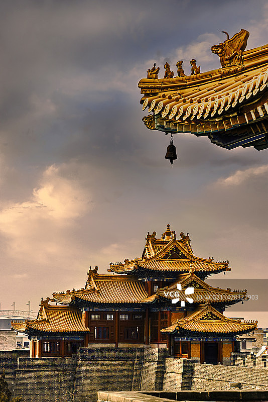 夕阳下的西岳庙角楼图片素材