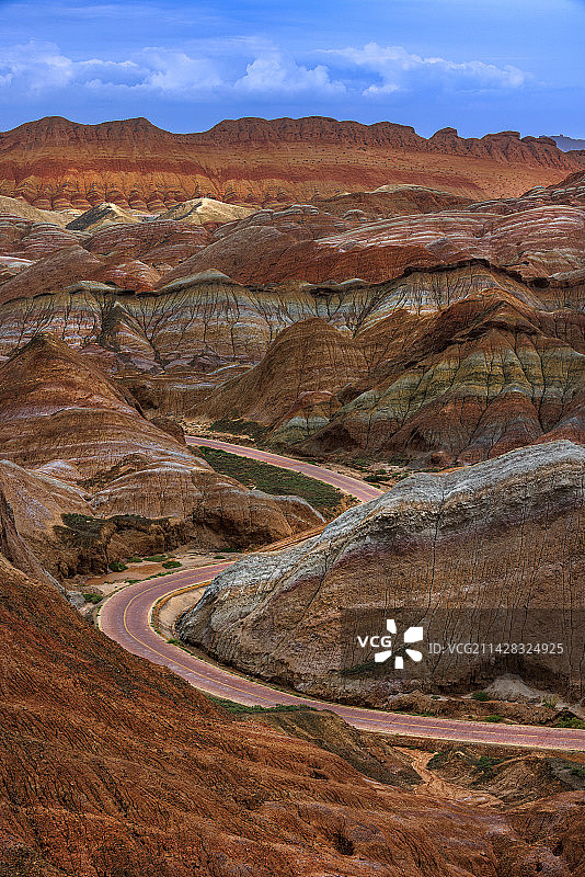 云层映衬下的岩层景观图片素材