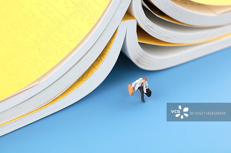 微缩摄影从知识中走出的人们图片素材