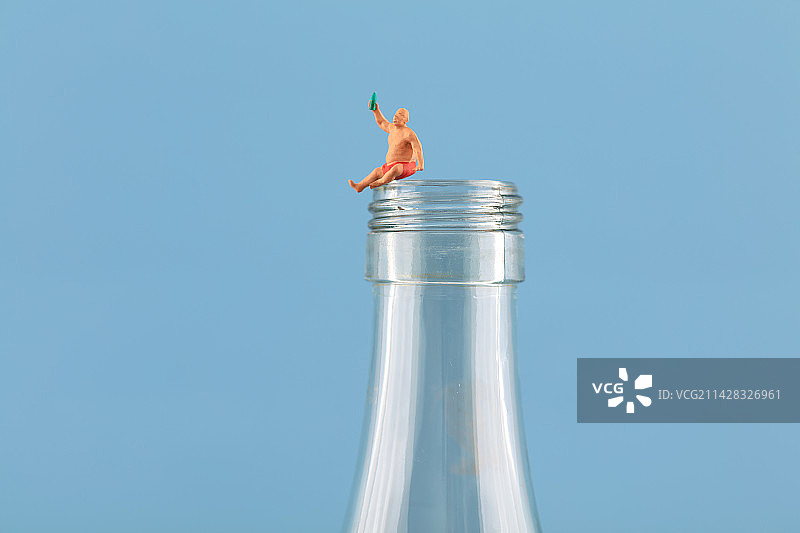 微缩摄影酒瓶口喝酒的酒徒图片素材