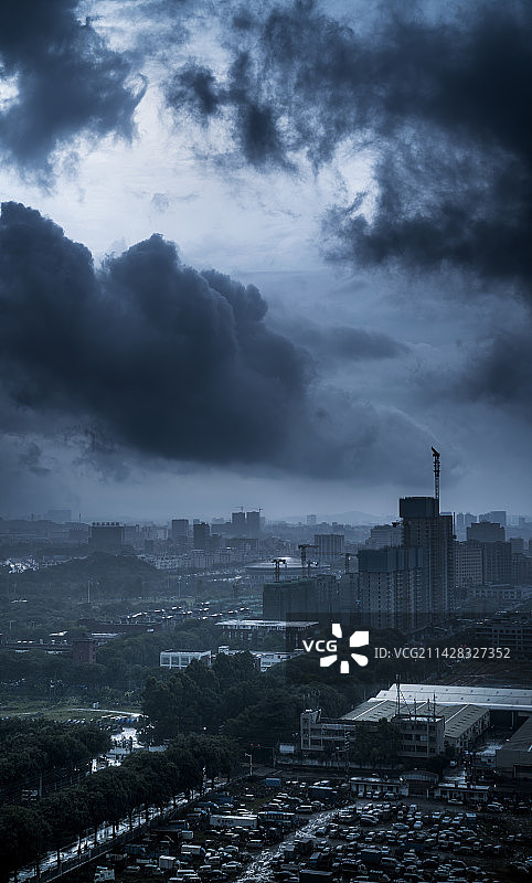 强对流天气下的东莞城镇图片素材