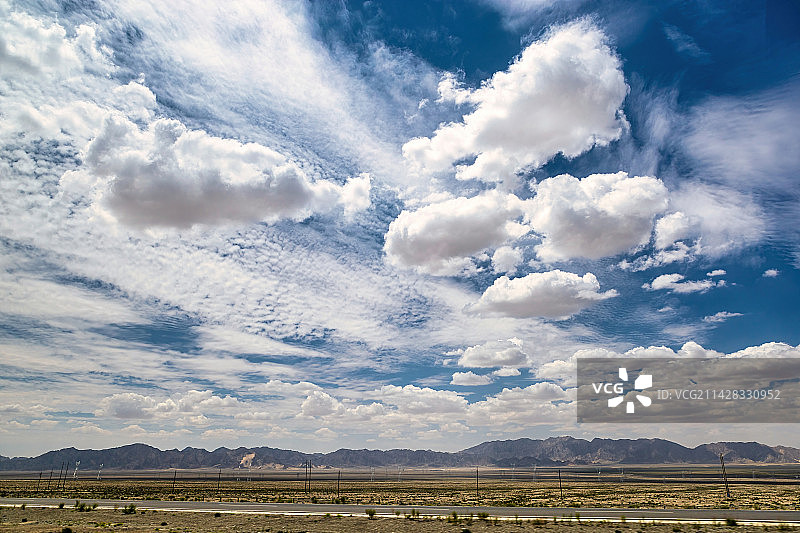 青甘大环线路上的云朵和基建图片素材