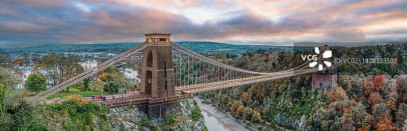 克利夫顿吊桥，秋天的日落图片素材