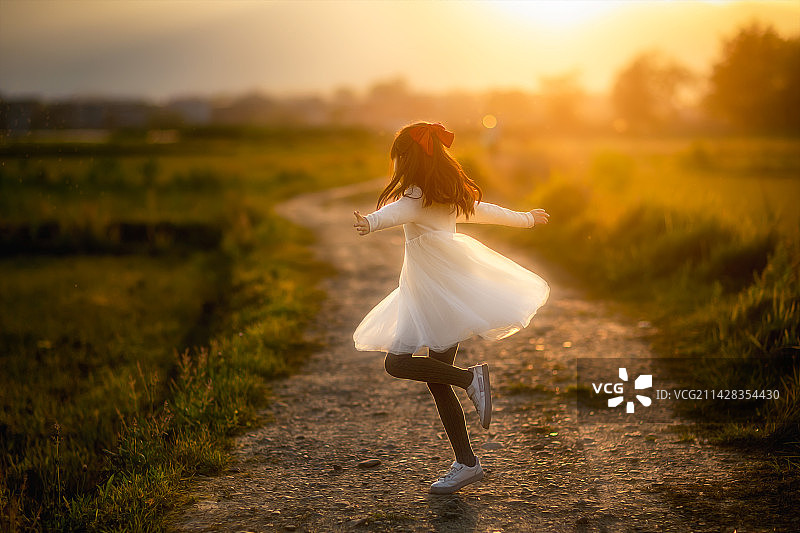 晚霞中起舞图片素材