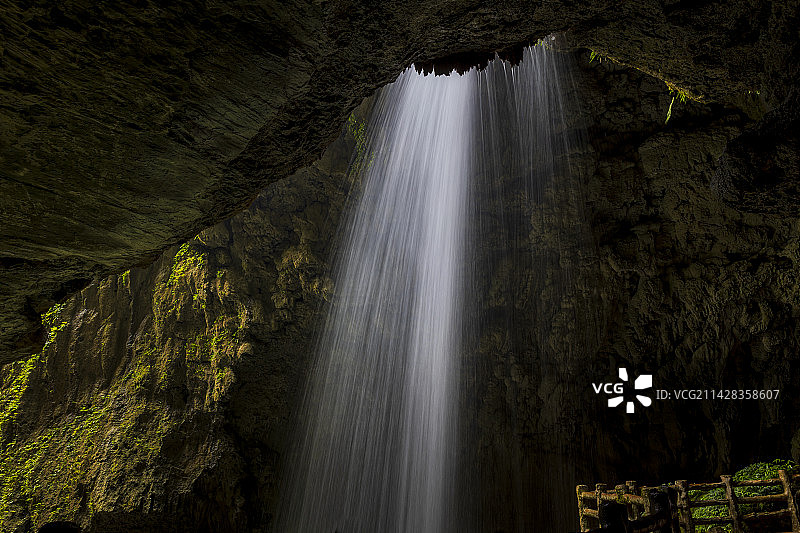 广西靖西通灵大峡谷的瀑布图片素材