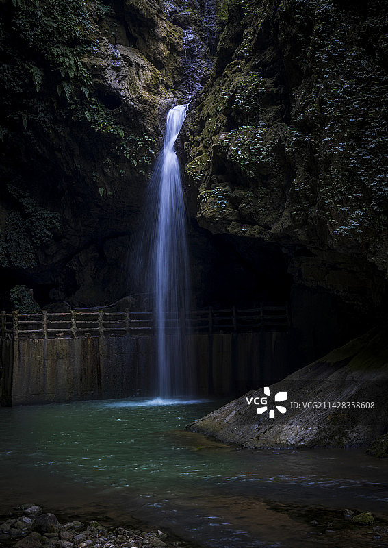 广西靖西通灵大峡谷的瀑布图片素材