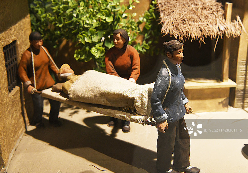 山东临沂孟良崮战役纪念馆“沂蒙六姐妹”支前塑像图片素材