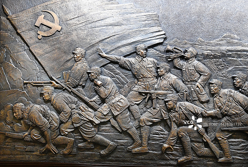 山东临沂孟良崮战役纪念馆表现沂蒙精神的雕塑图片素材