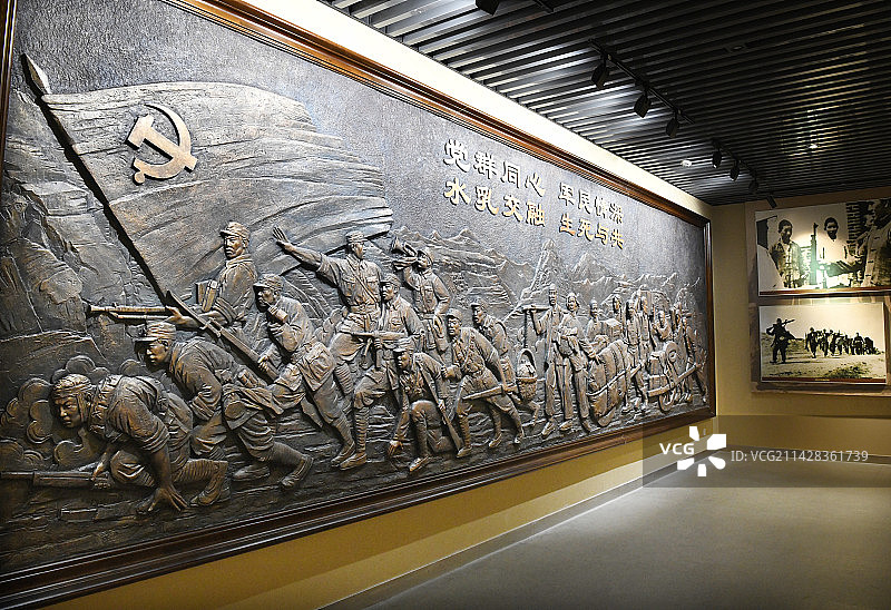 山东临沂孟良崮战役纪念馆表现沂蒙精神的雕塑图片素材